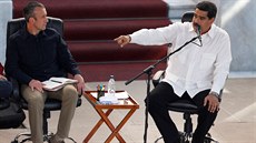 Venezuelský viceprezident Tareck El Aissami (vlevo) s prezidentem Nicolasem...
