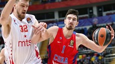 Nando De Colo (vpravo) z CSKA Moskva se tlaí kolem Ognjena Kuzmie z Crvené...