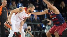 Blake Schilb (vlevo) z Galatasaray Istanbul proti Stratosi Perperogluovi z C...