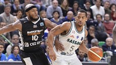 David Bell (vpravo) ze Sassari svádí souboj s nymburským Eugenem Lawrencem.