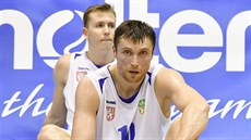 Díntí basketbalisté Pavel Houka (v popedí) a Tomá Vyoral jsou zklamaní z...