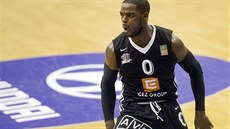 Nymburský basketbalista Bryon Allen se raduje ze své povedené akce.
