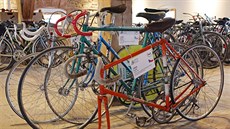 Barokní sýpka v iri na Trutnovsku ukáe stará kola, vozítka i reklamní...