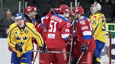 Ru�tí hokejisté slaví gól do �védské sít�.