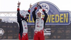 Jari-Matti Latvala (vpravo) a jeho navigátor Miikka Anttila slaví triumf na...