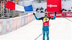 Martin Fourcade vítzoslavn pijídí do cíle stíhacího závodu na MS v...