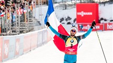 Martin Fourcade vítzoslavn pijídí do cíle stíhacího závodu na MS v...