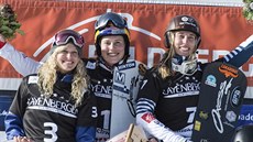 Snowboardkrosařka Eva Samková (uprostřed) slaví triumf v německém Feldberg,...
