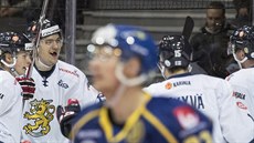 Fin�tí hokejisté slaví gól do �védské sít�.