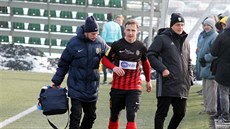Opavský obránce Zden�k Posp�ch opou�tí h�i�t�.