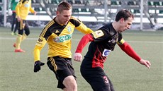 Opavský obránce Zden�k Posp�ch (vpravo) v souboji s Janem Kalabi�kou z Karviné.