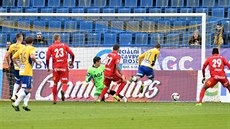 Tomá Vondráek (s íslem 17) z Teplic si dává vlastní gól v utkání proti Brnu.