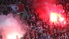 PYROTECHNIKA. Fanou�ci Slavie v utkání s Jihlavou