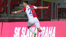 IRÁ RADOST. Slávistický kanonýr Milan koda slaví gól do jihlavské sít.