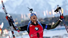 JE TO TADY! Nmecký biatlonista Simon Schempp slaví triumf v hromadném závodu...