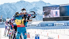 STOJKA. Martin Fourcade (vpedu) pi stelb v hromadném závodu na MS v...