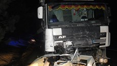Osobní auto se �eln� st�etlo s kamionem u Jarom��e na silnici I/33 (13.2.2017.)