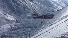 Lavina ve francouzských Alpách smetla snowboardisty