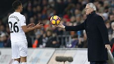 Trenér Leicesteru Claudio Ranieri podává balon Kyleu Naughtonovi ze Swansea.