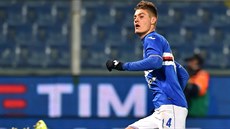 �OLÍK. Úto�ník Patrik Schick p�ekonává gólmana Boloni a dává v dresu Sampdorie...
