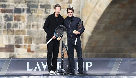 Roger Federer (vpravo) a Tom Berdych pi projce na Vltav. (2017)