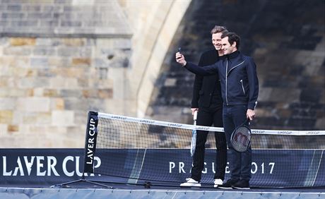 SPOLEN SELFIE. Roger Federer (vpravo) a Tom Berdych pi propagaci Laver...