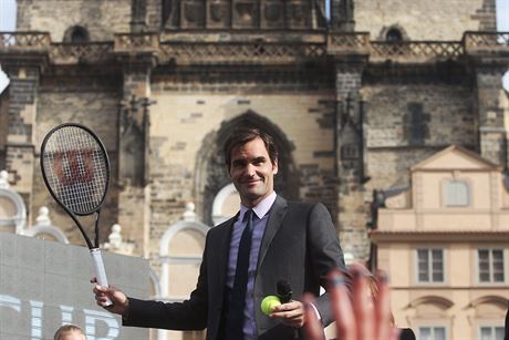 Roger Federer pi setkání s fanouky na Staromstském námstí v Praze.