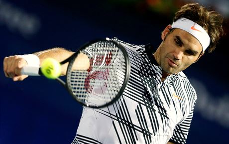 Roger Federer v prvnm kole turnaje v Dubaji.