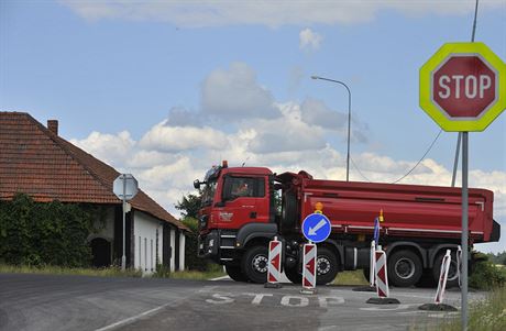 Aby mohl být na kiovatce Kasárna kruhový objezd, musí dojít k demolici...