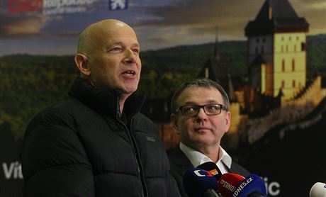 Mision Petr Jaek (vlevo) a ministr Lubomr Zaorlek na tiskov konferenci po...