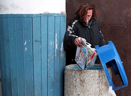 ena bez domova na chebském nádraí.