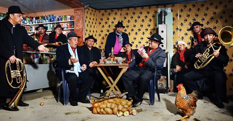 Fanfare Ciocarlia pochází z regionu Moldávie v severním Rumunsku, z vesnice Zece Prajini. Práv tato kapela uzave letoní Folkové prázdniny v Námti.