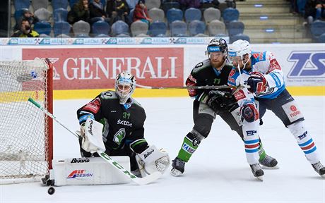 Chomutovský útoník Michal Poletín (vpravo) zkouí pekonat boleslavského...