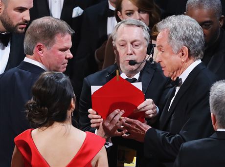 Warren Beatty si s organizátory Oscar ovuje, kdo vlastn vyhrál hlavní cenu...