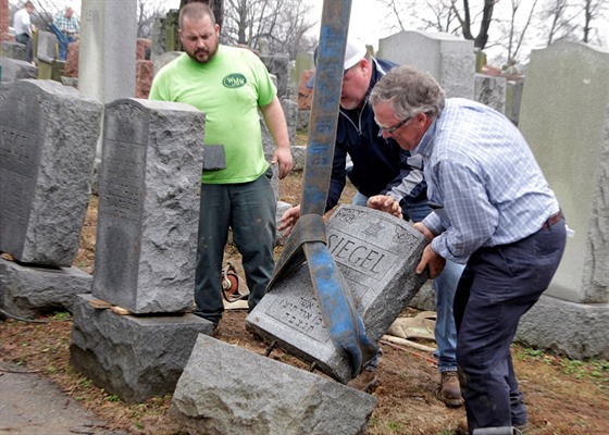 Židovský hřbitov na předměstí St. Louis ve státě Missouri, kde o víkendu vandalové poničili na 170 náhrobků