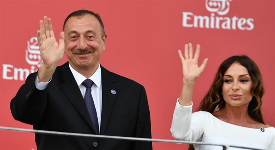 Ázerbájdánský prezident Ilham Alijev a jeho ena Mehriban na závodech formule...