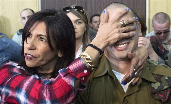 Elor Azaria a jeho matka ped vojenským soudem v Tel Avivu (21. února 2017)