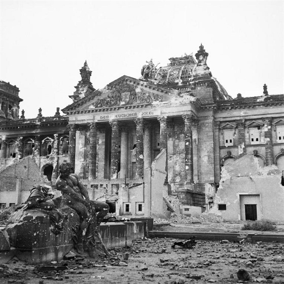 Poniená budova íského snmu po dobytí sovtskými jednotkami (3. ervna 1945)
