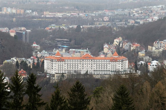 Karlovarský hotel Imperial při pohledu z Vítkovy hory.