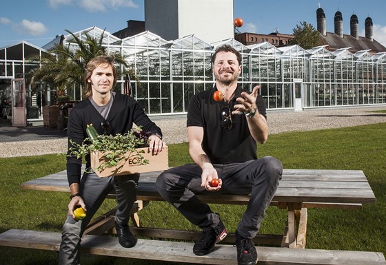 Christian Echternacht (vlevo) a Nicolas Leschke zaali ve sklenících v...