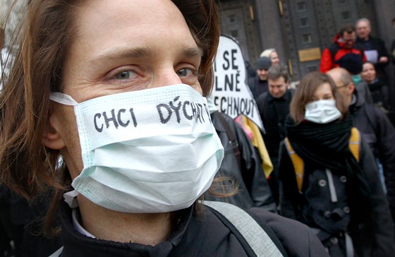V únoru lidé protestovali před magistrátem proti smogu. 