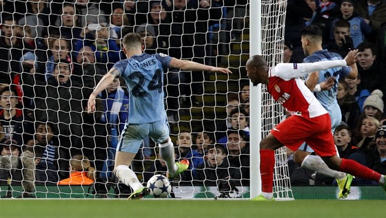 John Stones stílí gól v zápase Ligy mistr mezi Manchesterem City a Monakem.