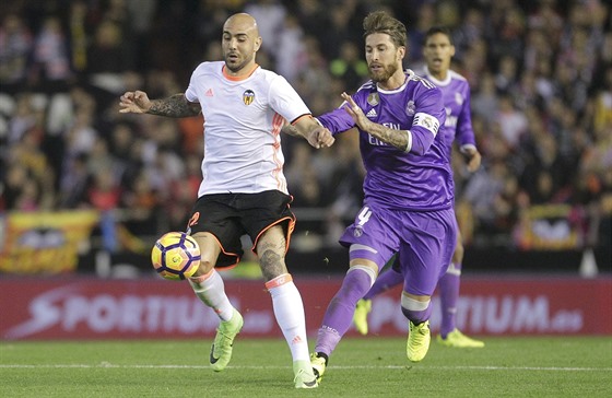 Momentka ze stedeního utkání, ve kterém Valencia porazila Real Madrid. Za ti dny pak nestaila na Alavés.