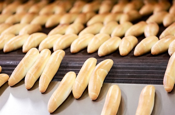 Výrobní linky rosické pekárny peou erstvý i balený chléb, rohlíky a veky pro...