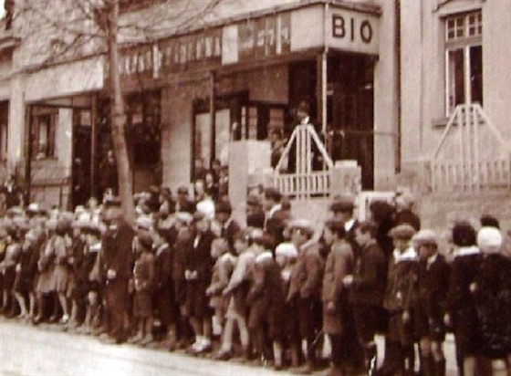 Fronta ped brnnským kinem Lucerna v roce 1931.