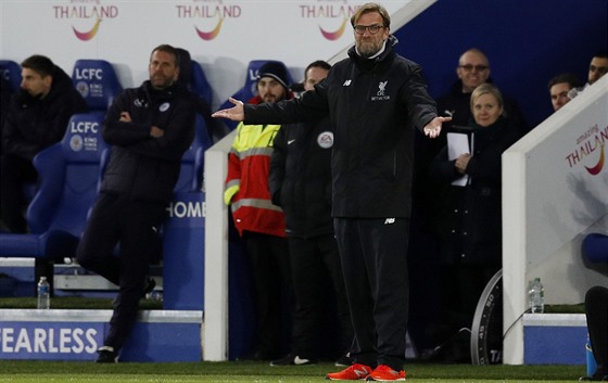 Liverpoolský trenér Jürgen Klopp bhem ligového utkání v Leicesteru.