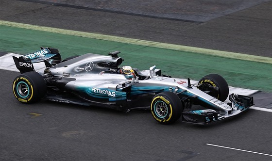 Lewis Hamilton při představování monopostu Mercedes pro sezonu 2017 ve formuli...