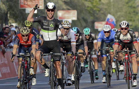Mark Cavendish vítzí v první etap závodu Kolem Abú Zabí.