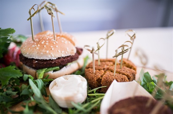 Pochutiny ve vegetariánském eznictví jsou vrnou napodobeninou masových...