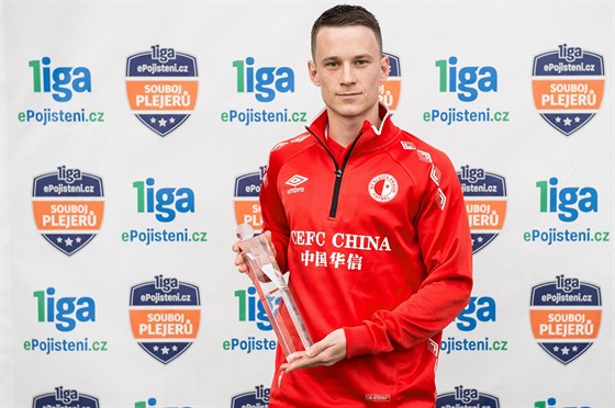Jan Sýkora pózuje s ocenním pro nejlepího hráe fotbalové ligy za únor 2017.